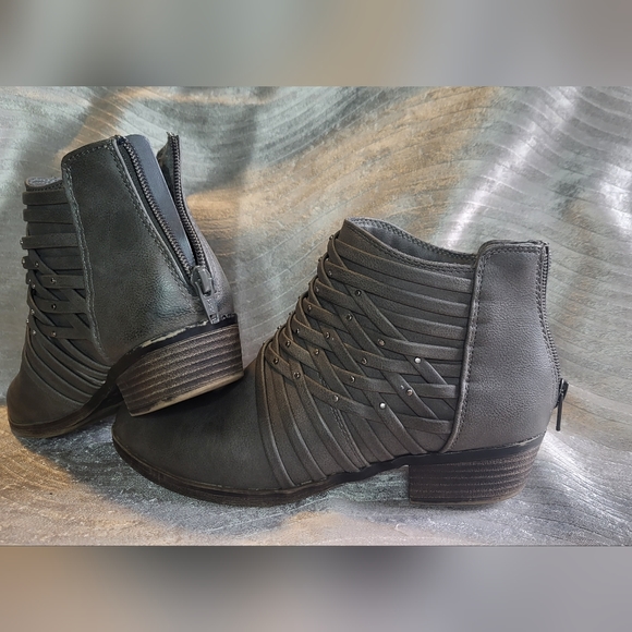 Distressed gray booties - Picture 3 of 4